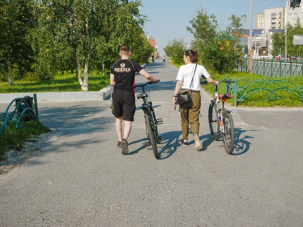 Noyabrsk Oroszország 2020 Augusztus Kerékpárosok Járdán Sétálnak Nézet — Stock Fotó