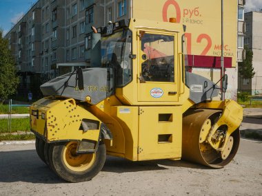Noyabrsk, Rusya - 9 Ağustos 2020: Traktör yolu paten pisti ile ASPHALT MANAGER sistemi kentteki bir otoparkta bulunmaktadır. Görünüm.
