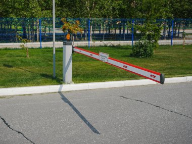 Noyabrsk, Rusya - 9 Ağustos 2020: kırmızı-beyaz park engeli, otomatik giriş sistemi. Görünüm.