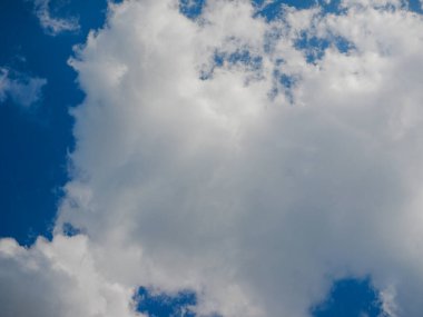 Noyabrsk, Rusya - 9 Ağustos 2020: Beyaz bulutlu güzel mavi gökyüzü. Metin için alanı kopyala.