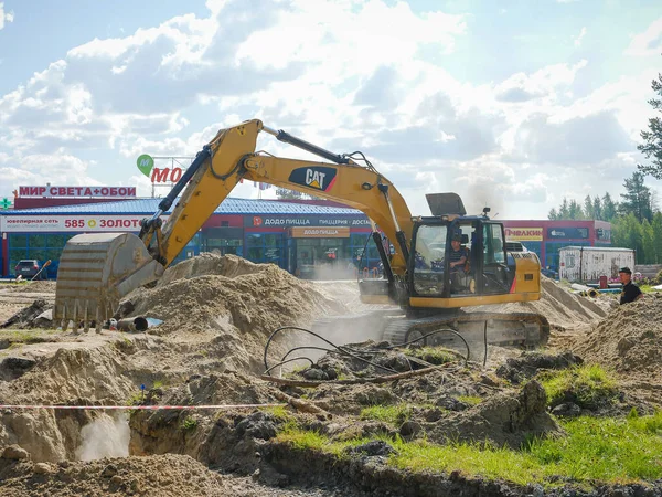 Noyabrsk Rusia Agosto 2020 Una Excavadora Orugas Color Naranja Rastrillos —  Fotos de Stock