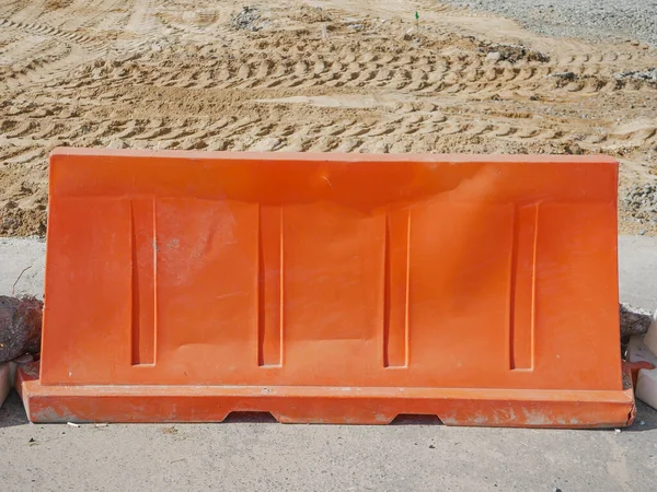 俄罗斯诺亚布斯克 2020年8月9日 一座橙色塑料路障矗立在水泥路上 以限制交通和公路工程 后续行动 — 图库照片