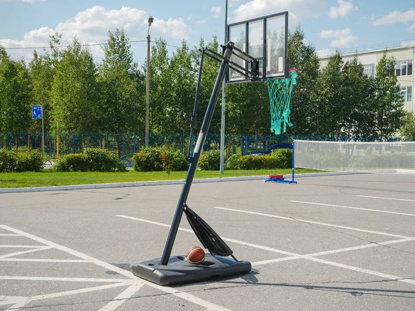 Noyabrsk Russland August 2020 Lekeplassen Det Svart Tavle Med Basketballring – stockfoto