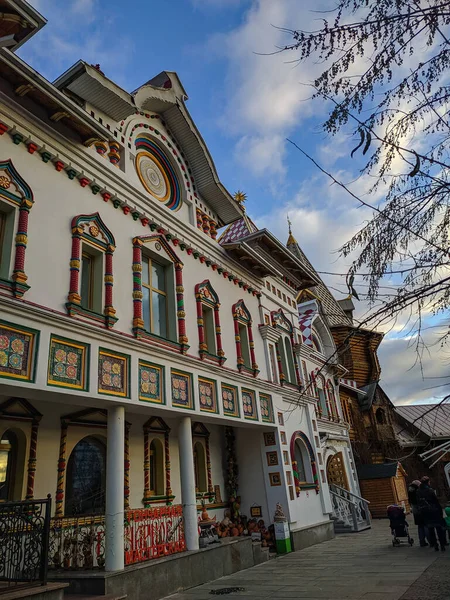 Moskova, Rusya - 1 Aralık 2019: Kremlin İzmailovo veya İzmailovsky Kremlin. Izmailovsky Kremlin, Petrine Moskova 'nın sıcak bir köşesi. Dikey.
