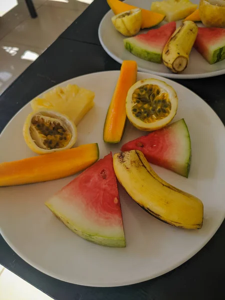 タンザニアのザンジバル 12月3 2019 トロピカルフルーツ スイカ バナナ パッションフルーツ マンゴーが白いプレートにレイアウトされています 素晴らしい朝食サービス — ストック写真