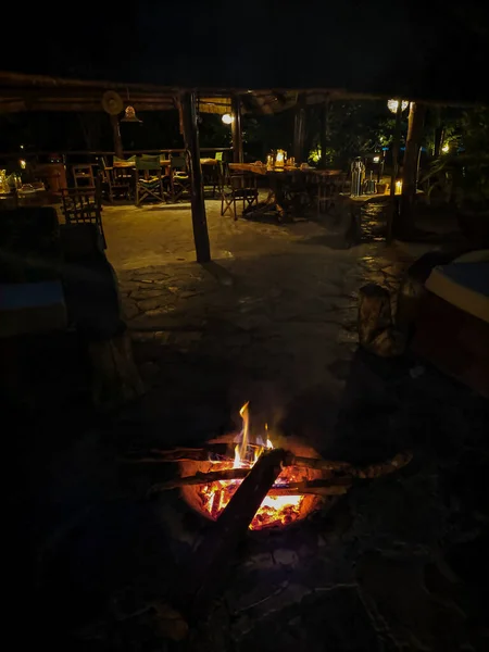 Микуми Танзания Декабря 2019 Года Небольшой Костер Мягким Пламенем Вечером — стоковое фото