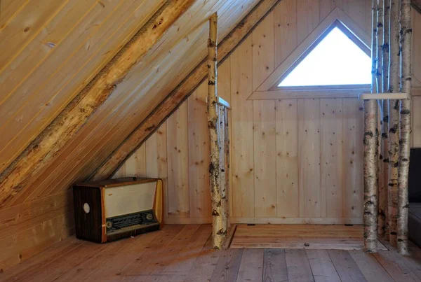 Dřevěné vnitřní trojúhelníkové okno. staré rádio pevné břízové zábradlí. — Stock fotografie