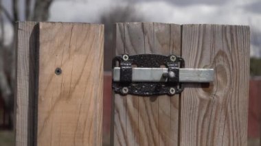 Metal mandalları açıp kapatan adamlar. Tahta kapı, kapı..