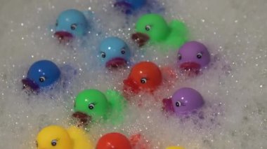 Banyo banyosunda köpüklü suda plastik ördeğe yakından bakın.