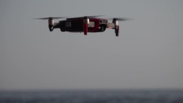 Saint-Pétersbourg, Russie - AVRIL 2019 : drone quadrocopter rouge DJI Mavic AIR — Video