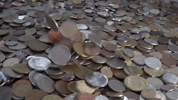 Movimento lento um monte de muitas moedas diferentes de diferentes países caem heap — Vídeo de Stock