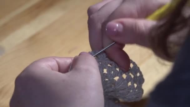 Van dichtbij bekijken Haak breien Handgemaakt. Vrouw. Met houten tafel aan de achterzijde — Stockvideo