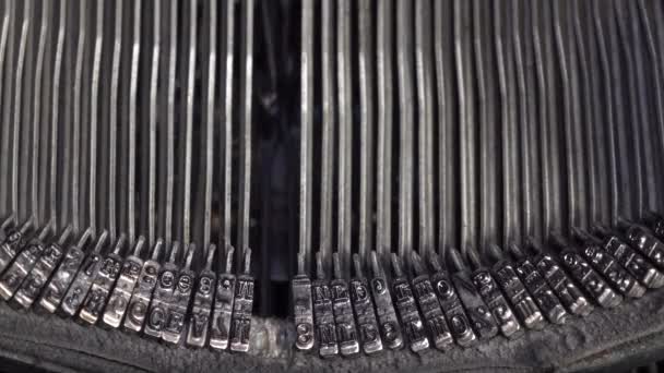 Κοντινές μπάρες προβολής της παλιάς γραφομηχανής αντίκες. Δακτυλογραφούν. — Αρχείο Βίντεο