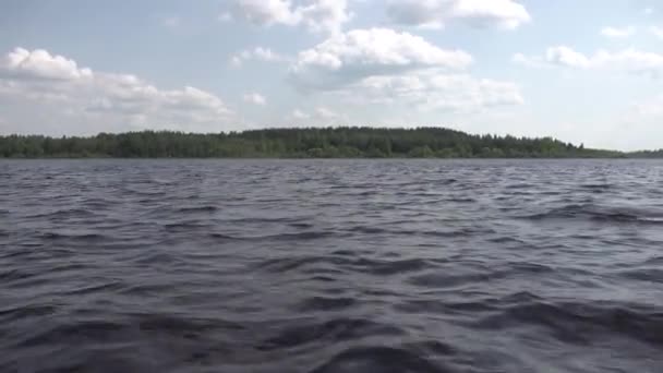 See im Wald. Blick von der Mitte auf die Seite vom Boot mit leisem Motor. Wind — Stockvideo