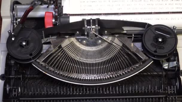 Tyče a páskové cívky s typovým průvodcem starého starožitného psacího stroje — Stock video