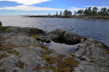 Taş kayalarda doğal havuz. Rusian Karelia 'daki Ladoga Gölü Koyu Skerry. Adalar