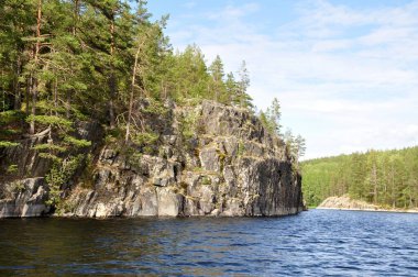 Rus Karelia 'daki Ladoga Gölü Koyu Skerry' de büyük bir kaya taşı sahili. Taş Adaları