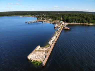 Gölde ya da denizde uzun dalgalı su akıntısı. Primorsk Koivisto, Rusya.