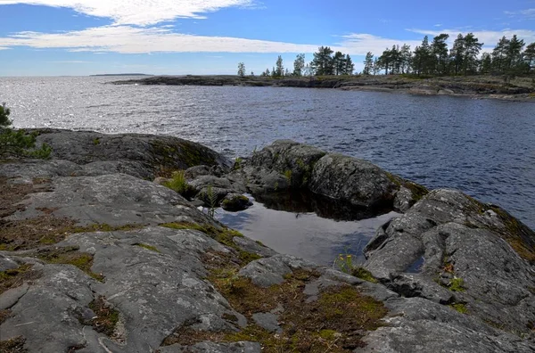 Přírodní jezírko v kameni. Ladoga Lake Bay Skerry v Rusian Karelia. ostrovy — Stock fotografie