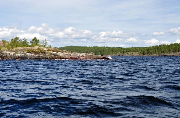 Ladoga baie du lac Skerry en Carélie russe. îles de pierre avec pins été — Photo