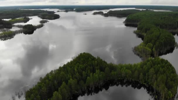 Вид з повітря карстове озеро в Новгородській області. Гарна природа з островами — стокове відео