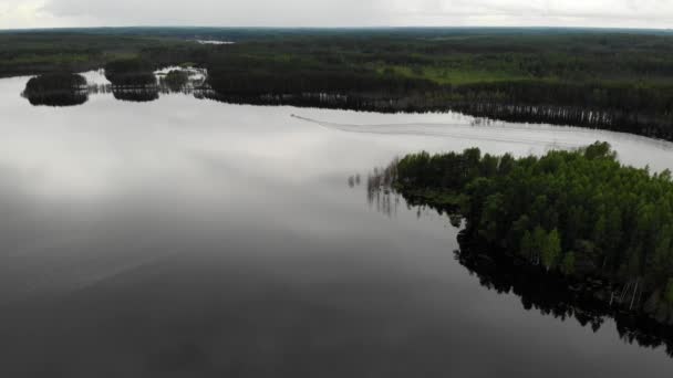 Luftaufnahme Karstsee im Gebiet Nowgorod. Schöne Natur mit Motorboot im Wasser — Stockvideo