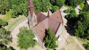 Eski güzel Katolik kilisesi. Gölün ya da denizin kıyısında. Primorsk Koivisto, havadan.