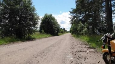 Rusya, Karelia - Ağustos 2020: Eski Rus sarı motosiklet ağaçları