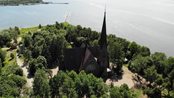 Alte schöne katholische Kirche. am Ufer des Sees oder Meeres. Primorsk Koivisto, Antenne — Stockvideo