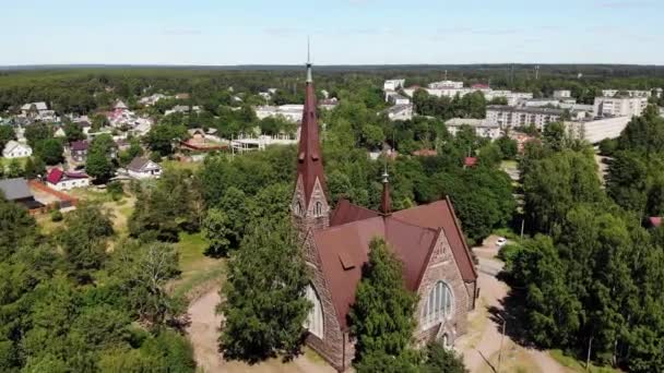 Vieja iglesia católica bonita. en Primorsk ciudad Koivisto, Vista aérea. Volando sobre. — Vídeos de Stock