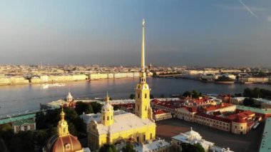 Hava görüntüsü. Peter ve Paul Kalesi, Saint-Petersburg 'da. Yaz günbatımında görüş.