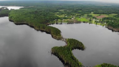 Novgorod Oblastı 'ndaki hava manzaralı karst gölü. Köy kıyıları ile güzel doğa Yaz