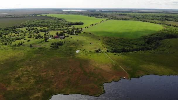 Légi kilátás kis fából készült falu közelében tó mocsárban. Újgorodi homár. — Stock videók