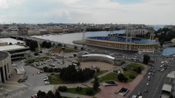 俄罗斯圣彼得堡- 2020年8月：圣彼得堡的图奇科夫桥和彼得罗夫斯基体育场。涅瓦河 — 图库视频影像