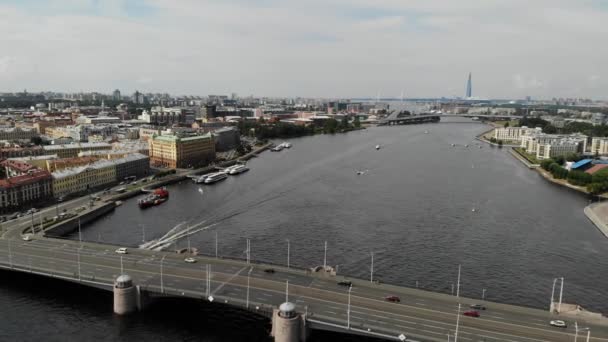 Tuchkov Brug in de zomer Sint-Petersburg, RUssia. Neva rivier met toeristische boten — Stockvideo