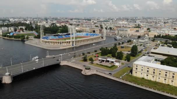 Rusko, Petrohrad - srpen 2020: Tuchkovský most a Petrovský stadion v létě Petrohrad. Řeka Neva — Stock video