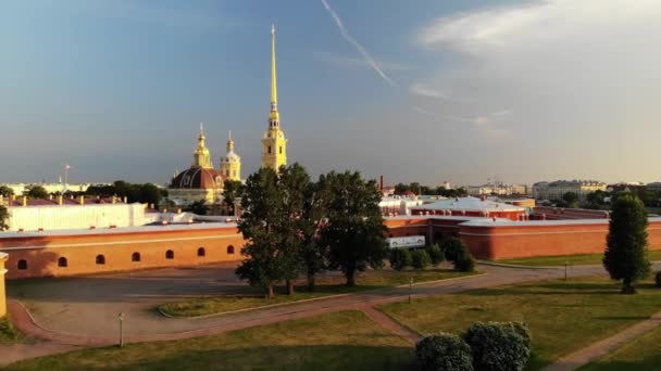 Vista aérea. Peter e Paul Fortress em São Petersburgo. Vista no pôr do sol de verão — Vídeo de Stock