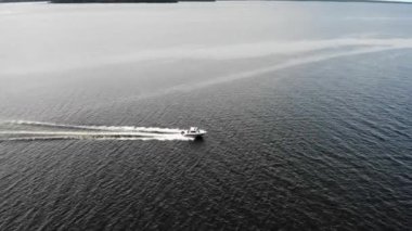 Sürat teknesi gölde ya da körfezde yüzer. Hava görünümü