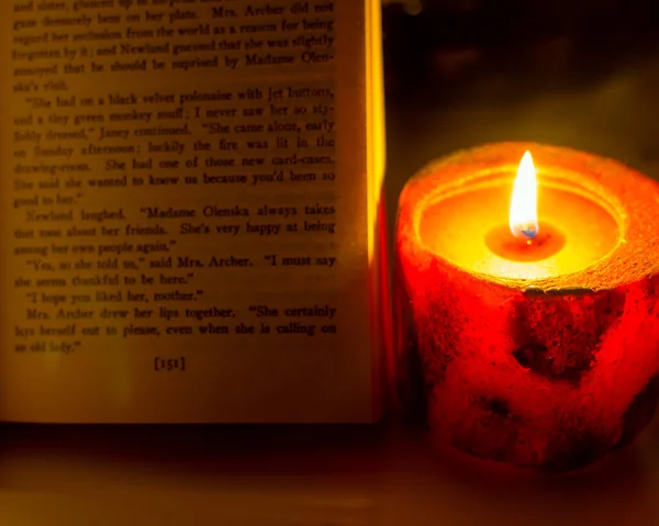 Een Boek Lezen Bij Kaarslicht — Stockfoto