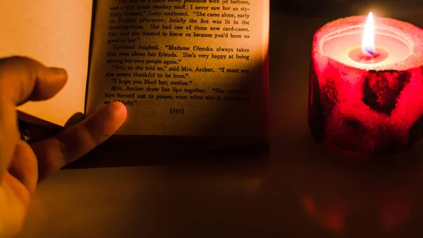 Mum ışığında bir kitap okuyorum.