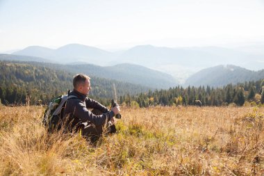 ekipman dağlarda bir yol arayışı içinde olan bir adam