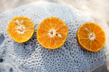 Üç deniz taş zemin üzerine portakal dilim