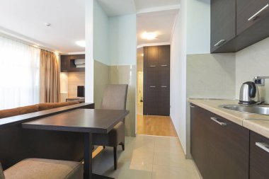 Açık planlı otel içerisindeki mutfak.