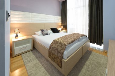 Modern lüks bir otel odası.