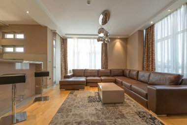 Modern, açık bir otel dairesi, oturma odası.