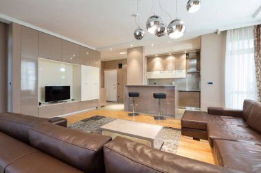 Modern, açık bir otel dairesi, oturma odası.