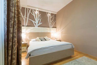 Modern lüks bir otel odası.