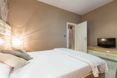 Modern lüks bir otel odası.