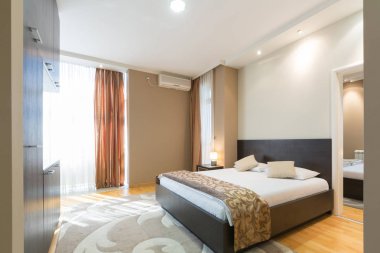 Modern lüks bir otel odası.