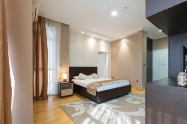 Modern lüks bir otel odası.
